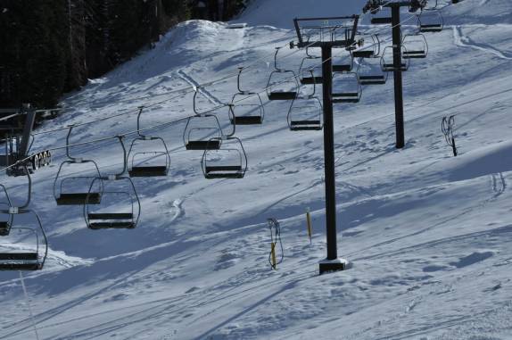 As cadeirinhas esperam os esquiadores no Squaw Valley, no Lake Tahoe, na Califórnia, nos Estados Unidos